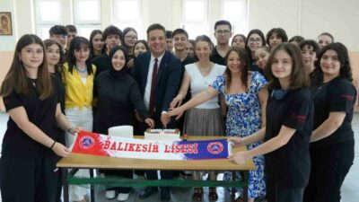 Balıkesir Lisesi’nde görevli Müzik Öğretmenin 30 öğrenci ile beraber yaptığı