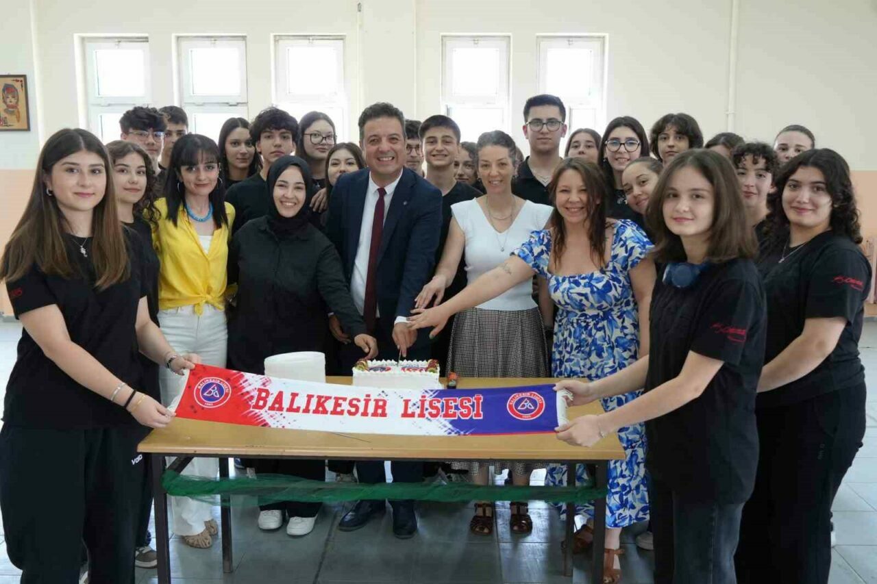 Balıkesir Lisesi’nde görevli Müzik Öğretmenin 30 öğrenci ile beraber yaptığı
