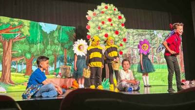 Sabancı İlkokulu Tiyatro Kulübü’nün “Arıların İzinde: Doğayı Kurtarma Macerası” adlı