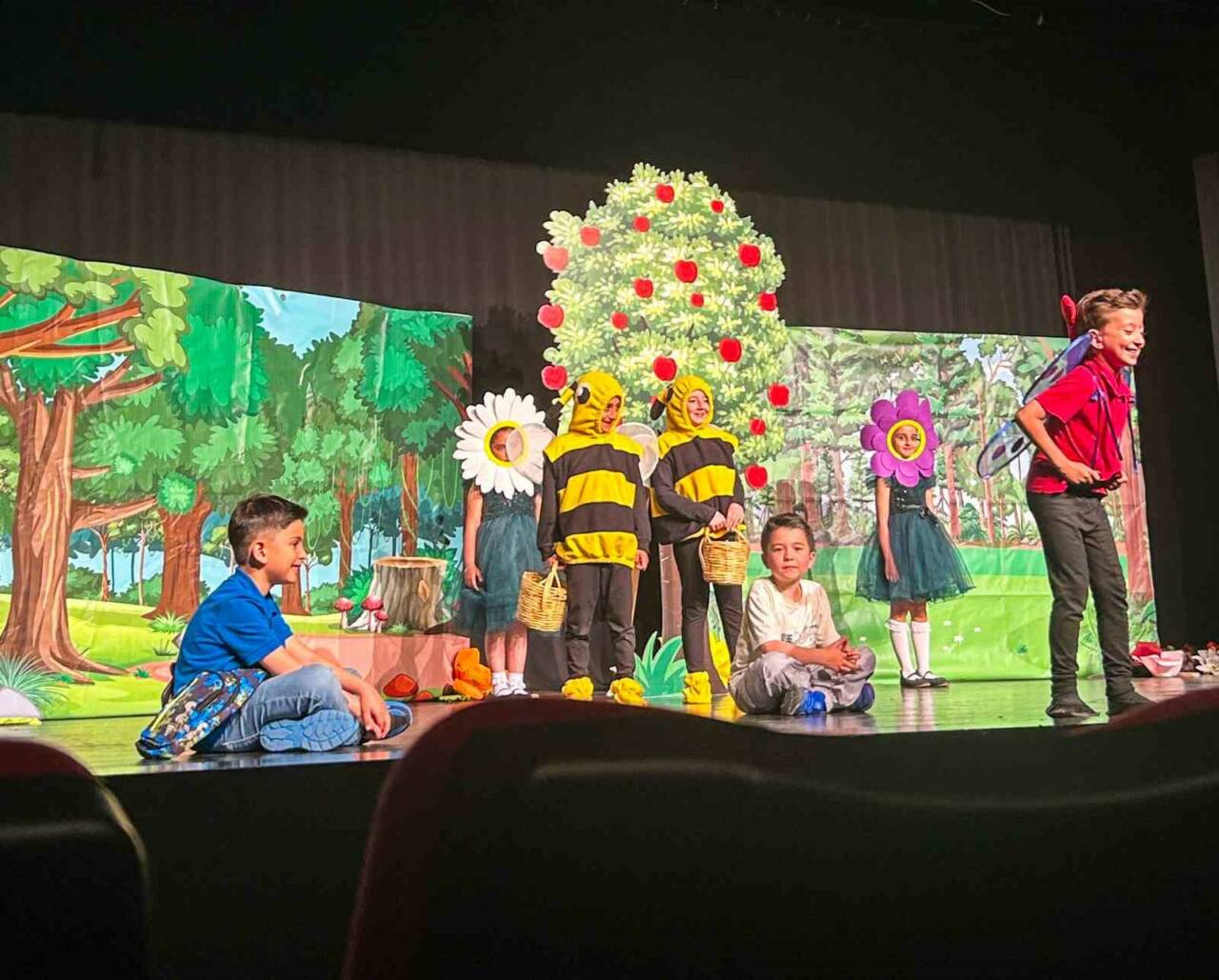 Sabancı İlkokulu Tiyatro Kulübü’nün “Arıların İzinde: Doğayı Kurtarma Macerası” adlı