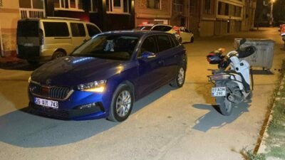 Eskişehir’de otomobille çarpışması sonucunda yaralanan motosikletli kurye hastaneye kaldırıldı. Olay,