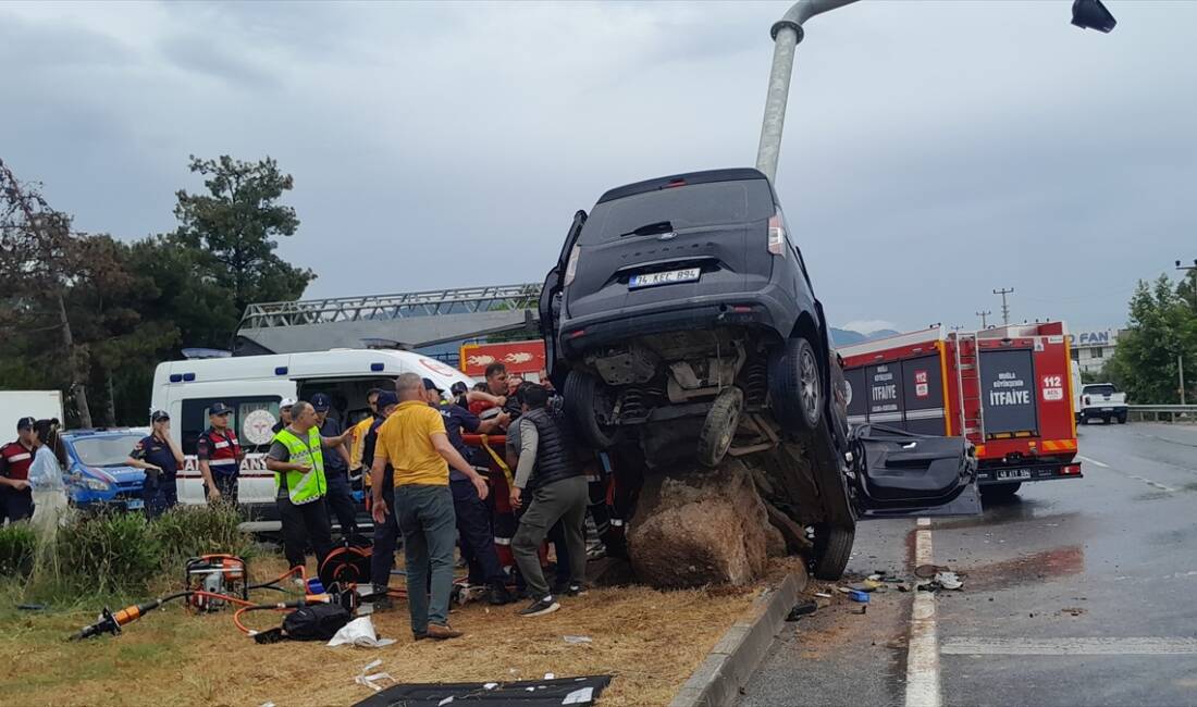 MUĞLA (AA) – Muğla’nın Menteşe ilçesinde kamyonetin trafik levhası direğine