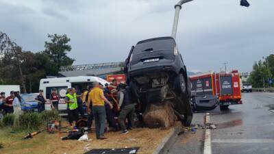 MUĞLA (AA) – Muğla’nın Menteşe ilçesinde kamyonetin trafik levhası direğine
