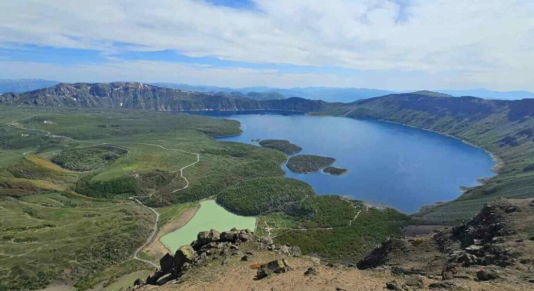 Bitlis’in eşsiz doğal güzelliklerinden biri olan Nemrut Kalderası, ilkbahar mevsiminin