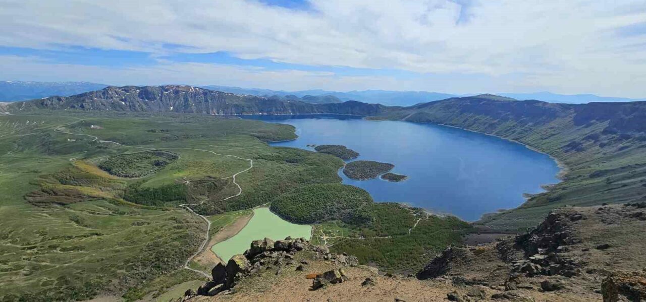 Bitlis’in eşsiz doğal güzelliklerinden biri olan Nemrut Kalderası, ilkbahar mevsiminin