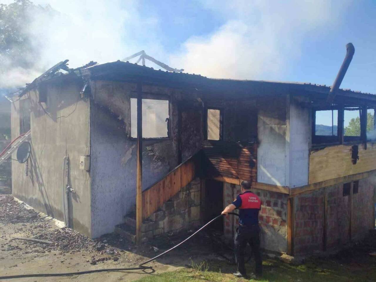Ordu’nun Fatsa ilçesinde çıkan yangında bir ev küle döndü. Olay,