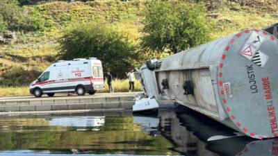 Osmaniye’nin Bahçe ilçesinde petrol yüklü tanker devrildi. Kazada sürücü yaralandı.