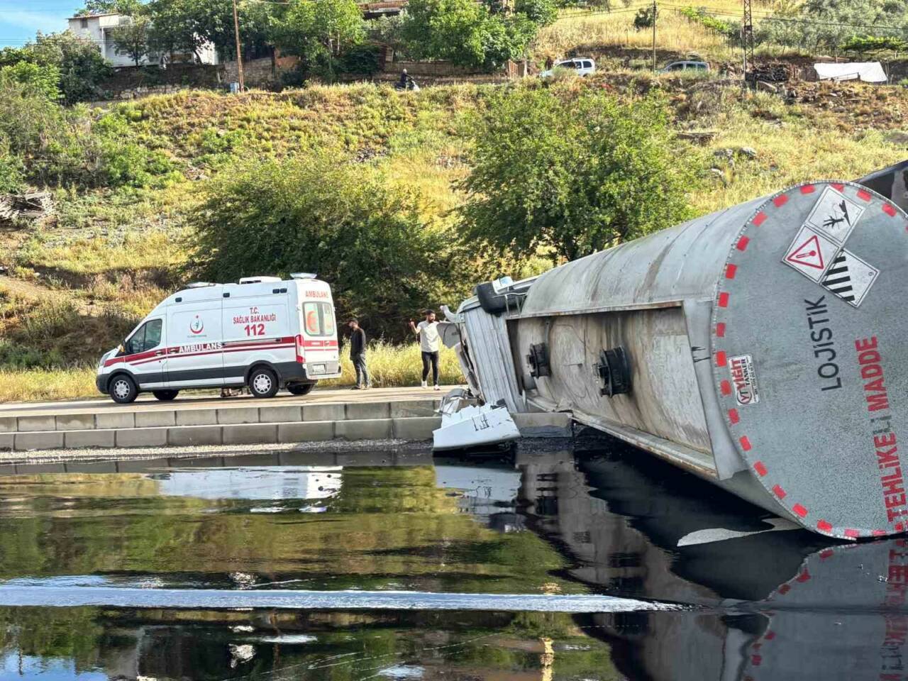 Osmaniye’nin Bahçe ilçesinde petrol yüklü tanker devrildi. Kazada sürücü yaralandı.