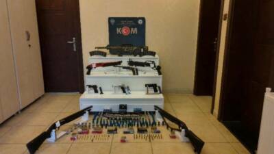 Osmaniye merkezli yasa dışı silah ticaretine yönelik düzenlenen operasyonda, çok