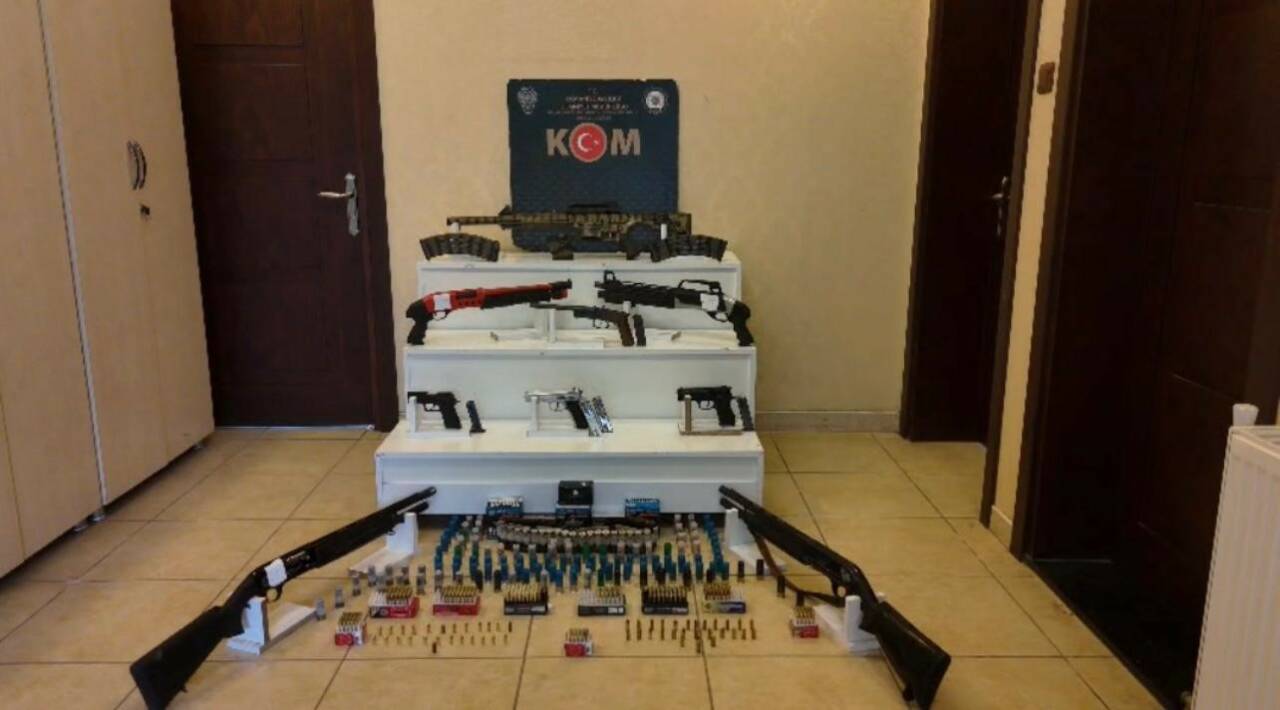 Osmaniye merkezli yasa dışı silah ticaretine yönelik düzenlenen operasyonda, çok