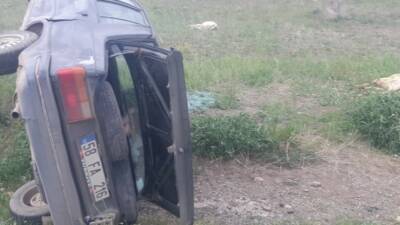 Sivas’ta koyun sürüsüne çarpan otomobil devrildi. Kazada 2 kişi yaralandı,