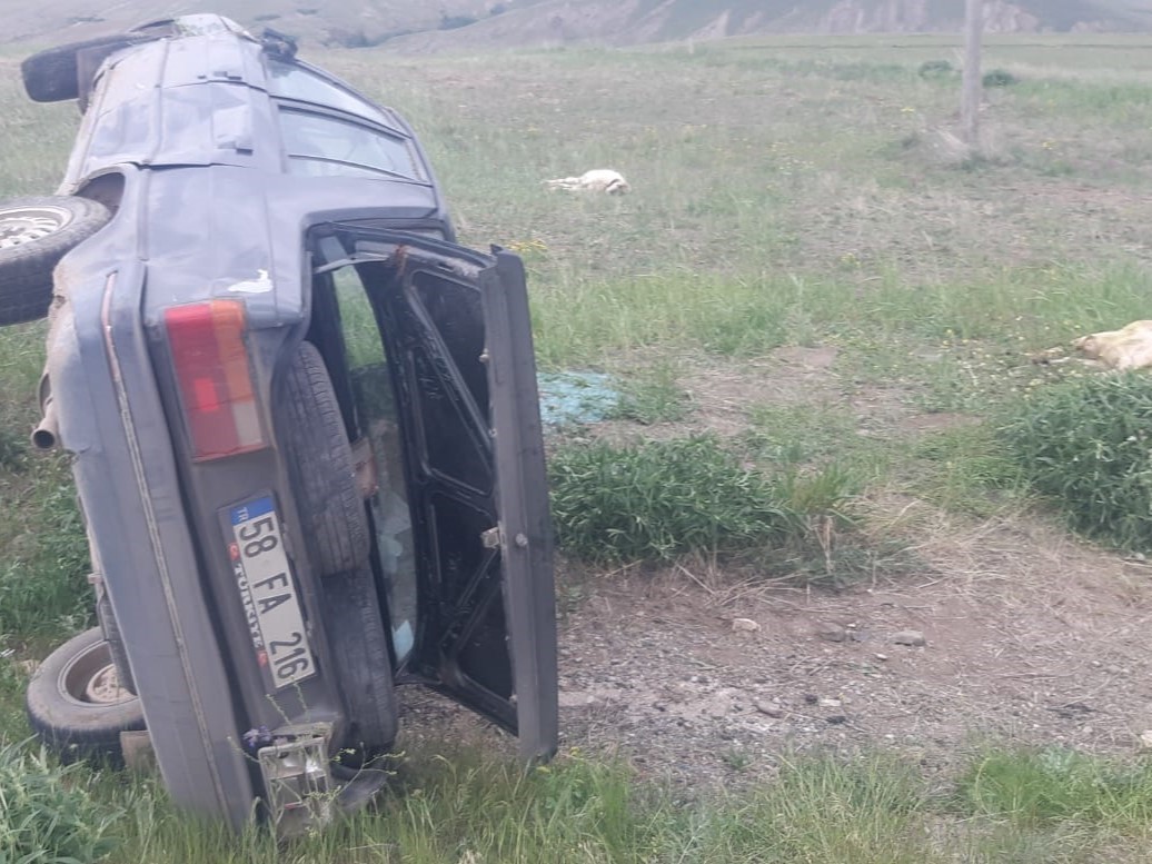 Sivas’ta koyun sürüsüne çarpan otomobil devrildi. Kazada 2 kişi yaralandı,