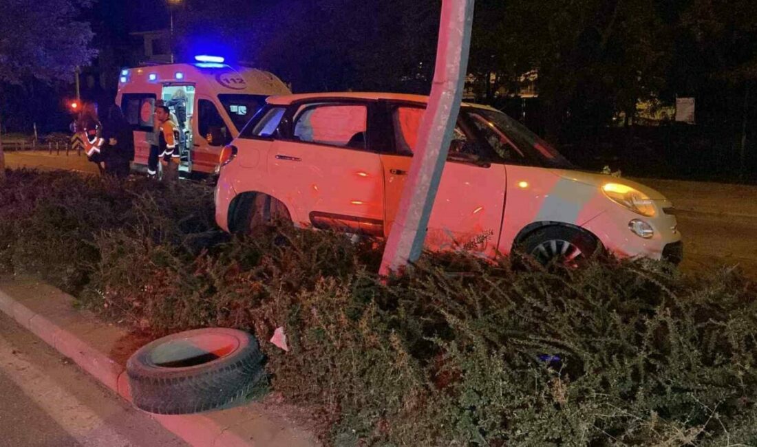 Eskişehir’de sürücüsünün direksiyon hakimiyetini kaybettiği otomobil refüje dalarak aydınlatma direğine