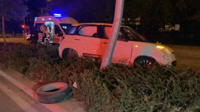 Eskişehir’de sürücüsünün direksiyon hakimiyetini kaybettiği otomobil refüje dalarak aydınlatma direğine