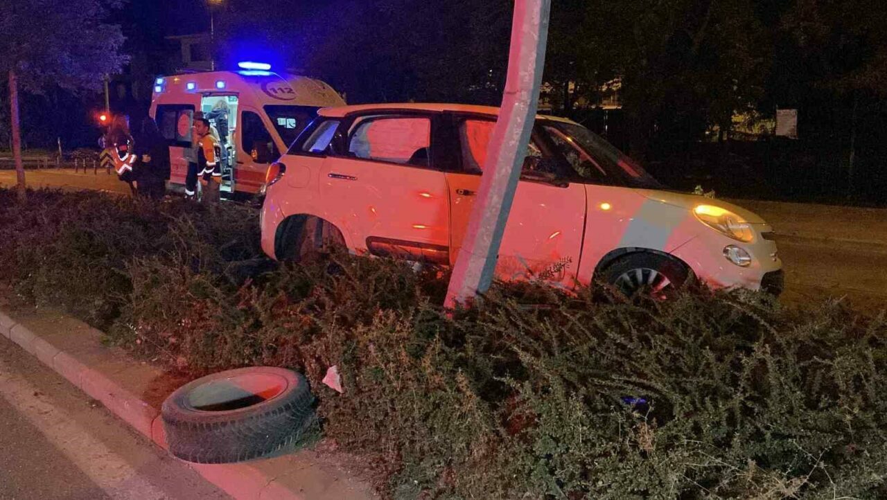 Eskişehir’de sürücüsünün direksiyon hakimiyetini kaybettiği otomobil refüje dalarak aydınlatma direğine