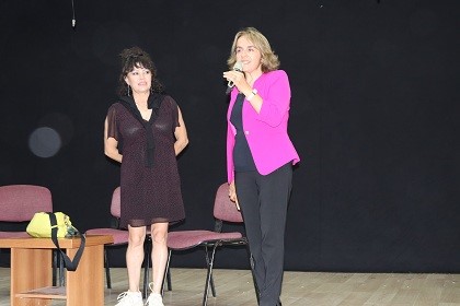 Muğla’nın Köyceğiz ilçesi Halk Eğitim Merkezi Salonu’nda Oyuncu Mehtap Bayri