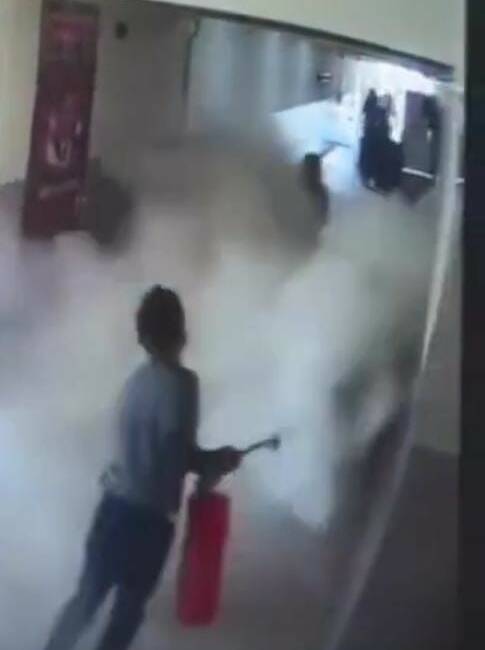Yozgat’ın Boğazlıyan ilçesinde lise öğrencisi yangın tüpünü sıkınca okuldaki diğer
