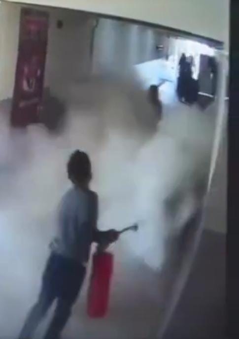 Yozgat’ın Boğazlıyan ilçesinde lise öğrencisi yangın tüpünü sıkınca okuldaki diğer