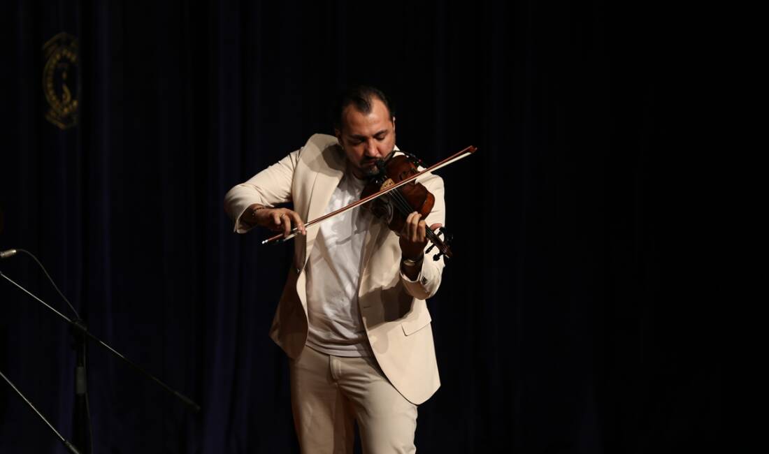 HATAY (AA) – Piyanist İraz Yıldız, Hatay’ın İskenderun ilçesinde sahne