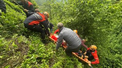 RİZE (AA) – Rize’de çay hasadı sırasında yamaçtan yuvarlanan kişi