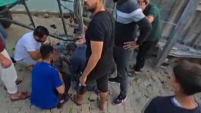 Hatay’da kontrolden çıkarak devrilen saman yüklü traktörün römorkunun altında kalan