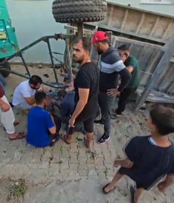Hatay’da kontrolden çıkarak devrilen saman yüklü traktörün römorkunun altında kalan