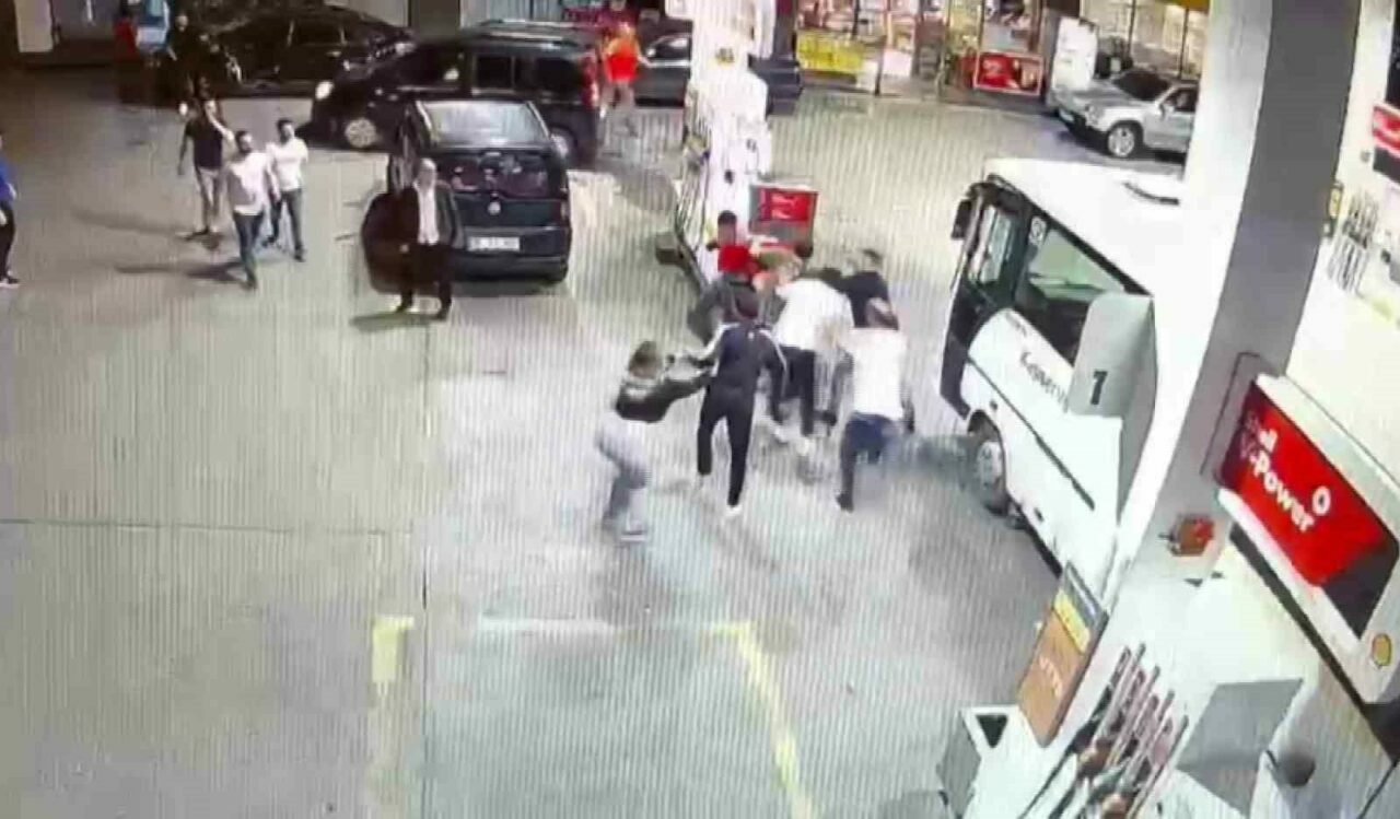 Kayseri’nin Talas ilçesinde çıkan kavgada bir servis sürücüsü ve yakınları