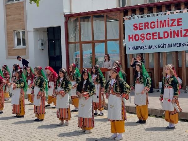 Afyonkarahisar’ın Sinanpaşa ilçesinde “Hayat Boyu Öğrenme Haftası” etkinlikleri çerçevesinde Halk
