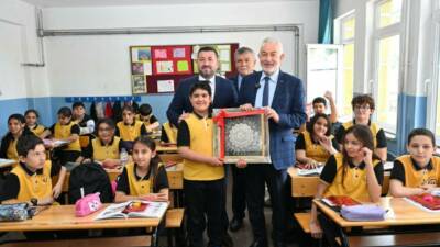 Isparta Belediye Başkanı Şükrü Başdeğirmen, Mustafa Şener Ortaokulu 5/A sınıfı