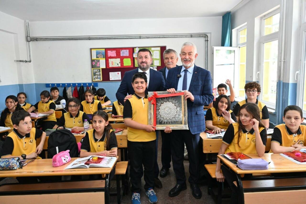 Isparta Belediye Başkanı Şükrü Başdeğirmen, Mustafa Şener Ortaokulu 5/A sınıfı