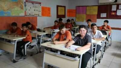Adana’da derslere ilgi göstermeyen ve başarılı olmadıkları gözlenen üç öğrenci,