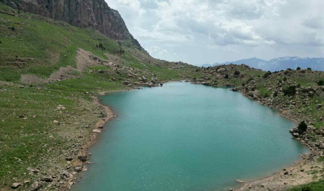 Şırnak’ta bir grup doğasever, Kato Dağı eteklerinde bulunan gölü havadan