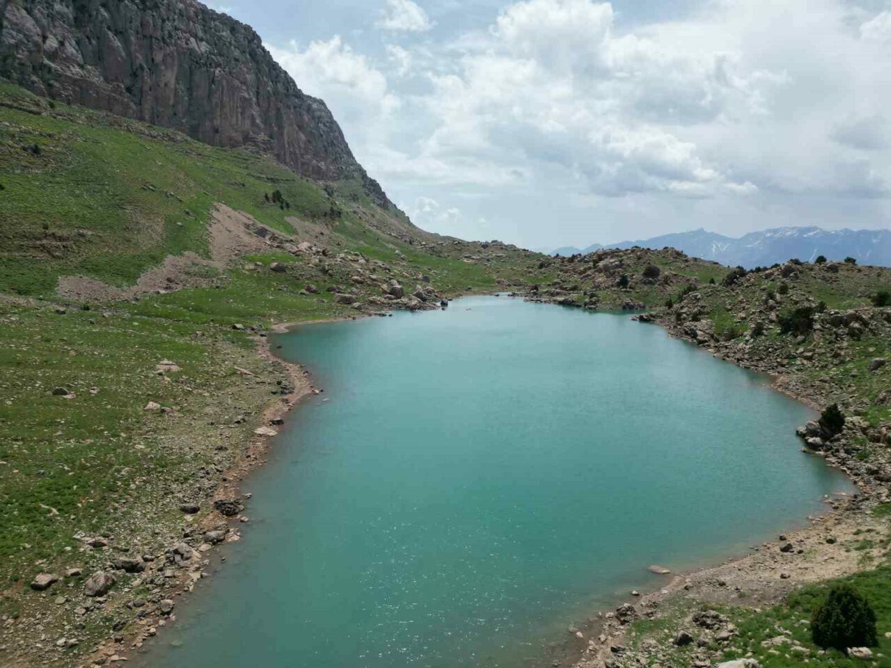 Şırnak’ta bir grup doğasever, Kato Dağı eteklerinde bulunan gölü havadan