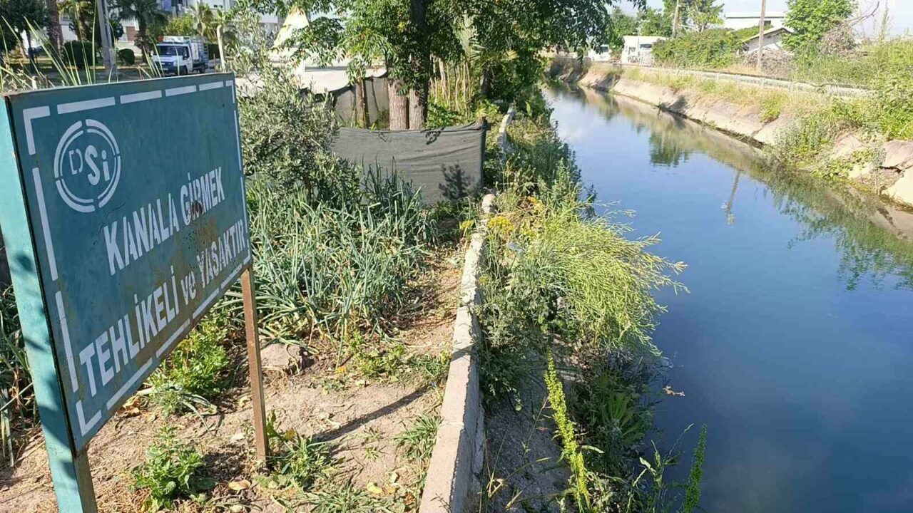 Antalya’da DSİ’ye ait sulama kanalına giren ve suyun dibinde hareketsiz