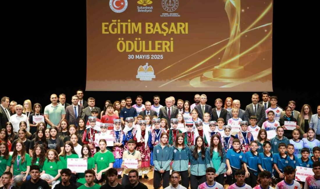 Sultanbeyli Belediyesi’nin ev sahipliğinde düzenlenen ‘Eğitim Başarı Ödülü Töreni’ne katılan