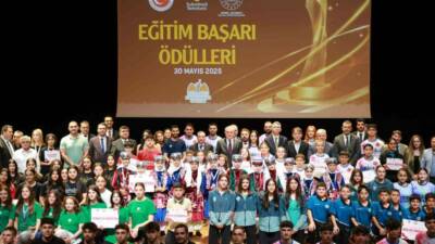 Sultanbeyli Belediyesi’nin ev sahipliğinde düzenlenen ‘Eğitim Başarı Ödülü Töreni’ne katılan
