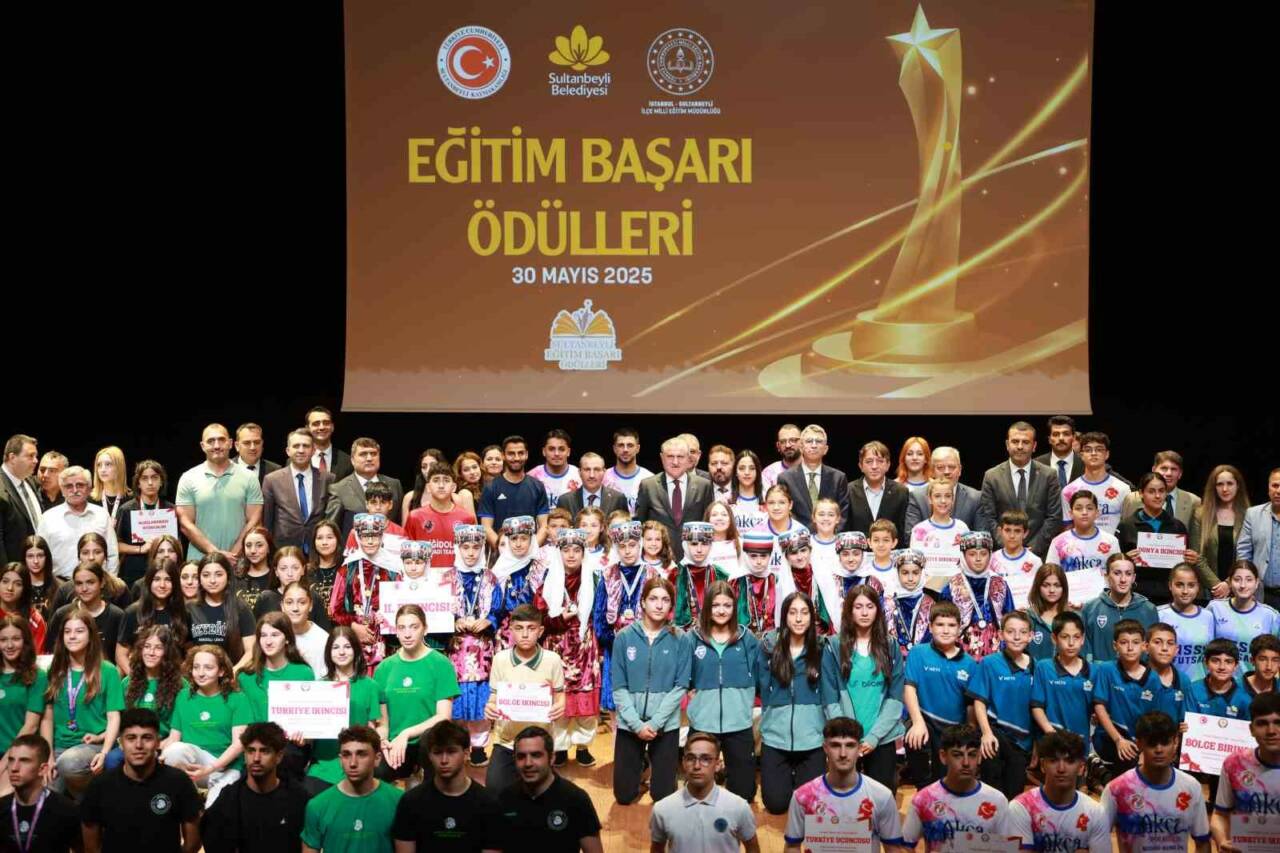 Sultanbeyli Belediyesi’nin ev sahipliğinde düzenlenen ‘Eğitim Başarı Ödülü Töreni’ne katılan