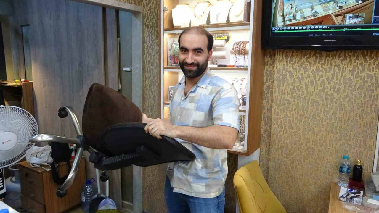 Sultanbeyli’de bir kuyumcu dükkanına giren yüzü maskeli eli silahlı şahıs,