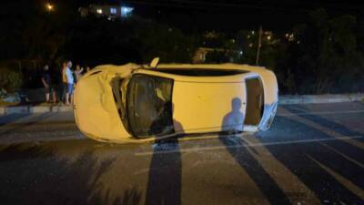 Antalya’nın Gazipaşa ilçesinde yol kenarındaki ağaca çarparak takla atan aracın