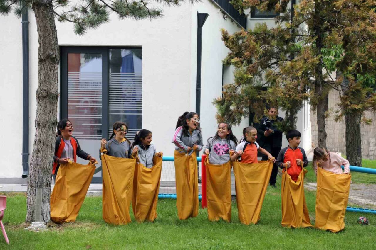 Talas Belediyesi’nin ’Dünden Bugüne Çocuk Oyunları Şenliği’ adı altında başlattığı