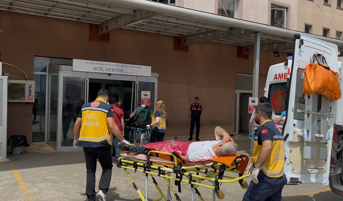 Tekirdağ’ın Ergene ilçesinde mahalle muhtarı, sokaktaki çeşmede aracını yıkaması nedeniyle