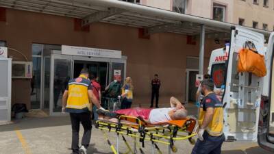 Tekirdağ’ın Ergene ilçesinde mahalle muhtarı, sokaktaki çeşmede aracını yıkaması nedeniyle