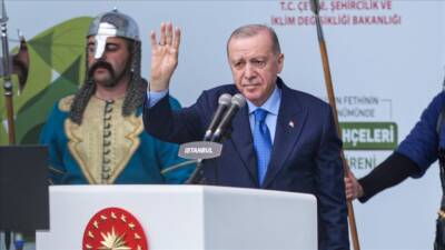 Cumhurbaşkanı Erdoğan, "Yıllarca başkalarının kapısında bekletildiğimiz savunma sanayii alanında, artık