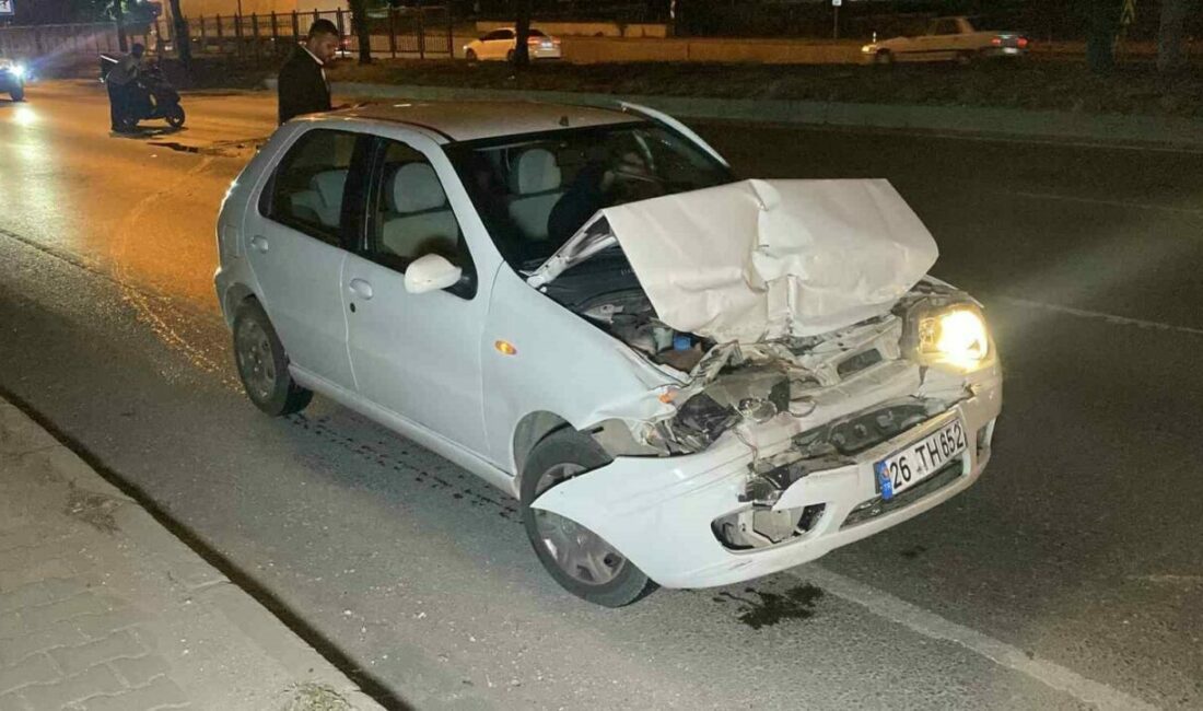 Eskişehir’de tıra arkadan çarpan otomobil büyük maddi hasar alırken, yaralanan