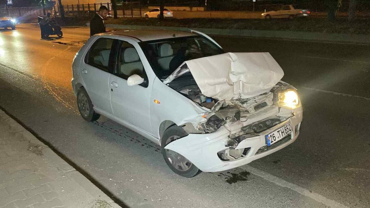 Eskişehir’de tıra arkadan çarpan otomobil büyük maddi hasar alırken, yaralanan
