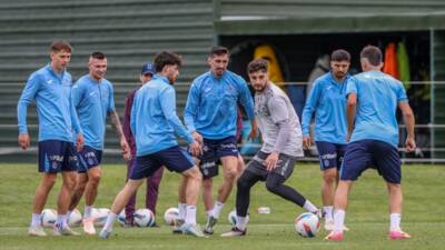 - Bordo-mavili takımda sakatlık ve cezaları nedeniyle 10 oyuncu kadroda