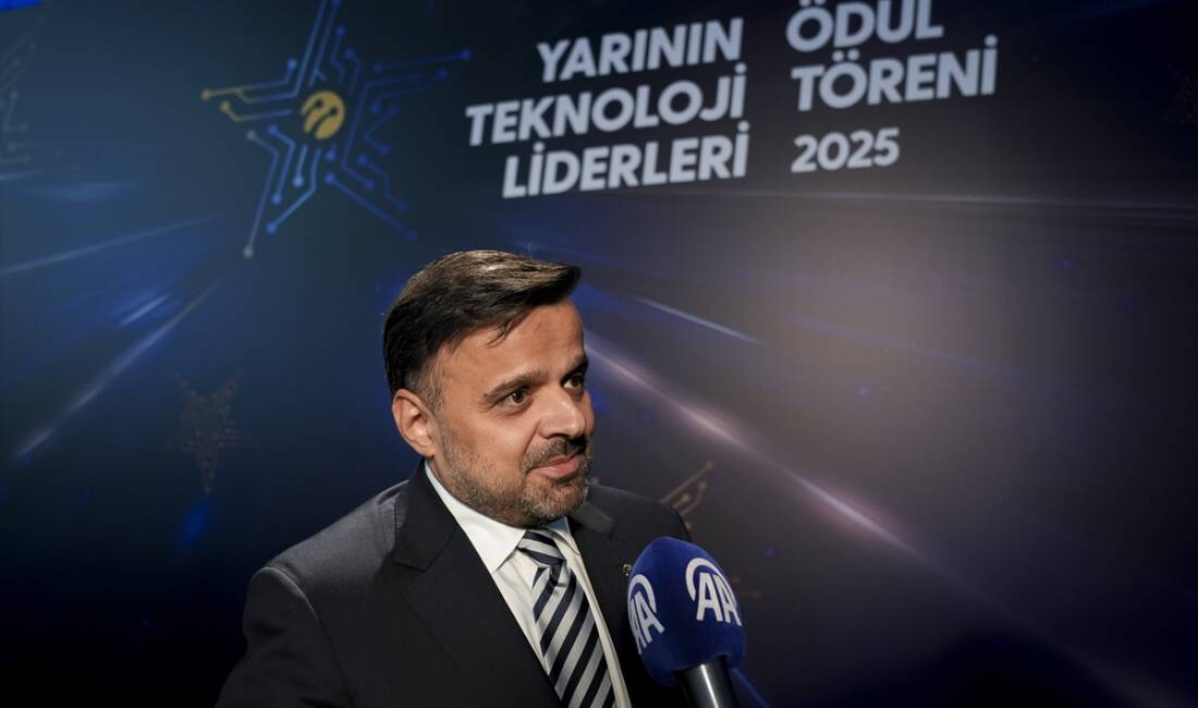- Turkcell Genel Müdürü Dr. Ali Taha Koç:
- "Geleceğin sorunlarını