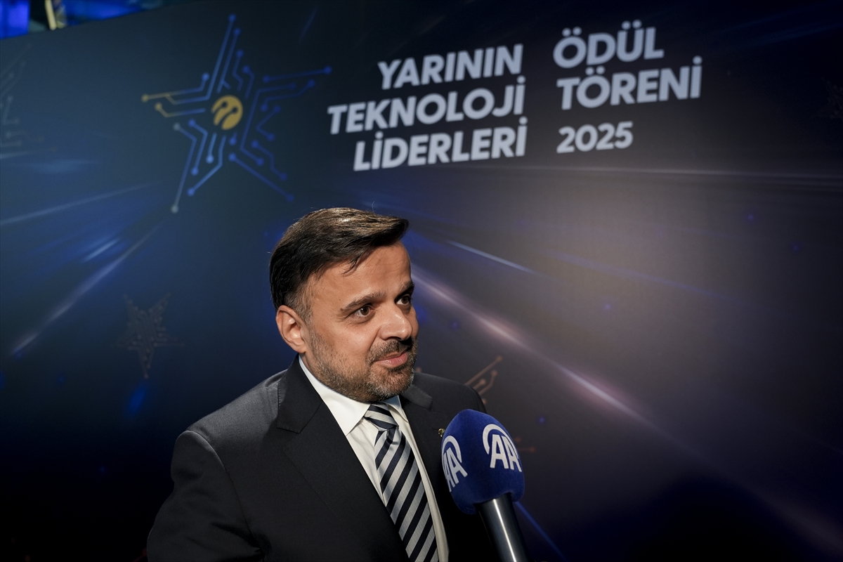 - Turkcell Genel Müdürü Dr. Ali Taha Koç:
- "Geleceğin sorunlarını
