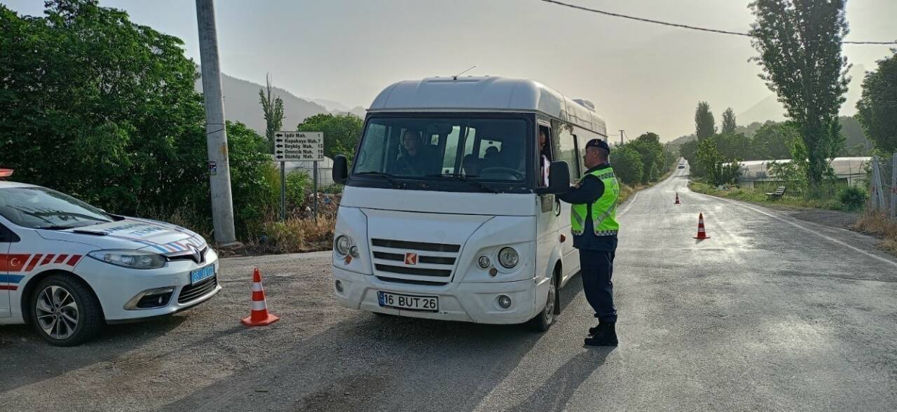 Uşak’ta polis ve jandarma ekiplerince okul çevreleri ile servislere yönelik