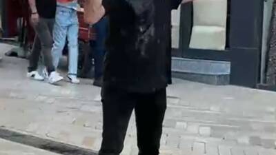 Kocaeli’nin İzmit ilçesinde bir kişi, üzerine benzin dökerek kendini yakmaya